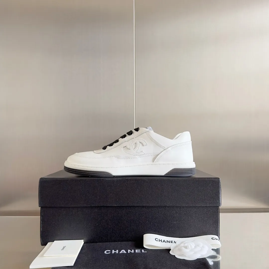 👟👟Ex-factory price 660👟👟 Chanel Chanel 24👟👟Ex-factory price Xiaoxiang Panda color casual sports shoes skateboard shoes original purchase and development production Xiaoxiang C home Another super popular item in the counter, loved by Internet celebrity bloggers and sisters, various praises on social platforms, super popular, high quality, breathable and super spring and summer. Seeing this issue always arouses girls' inner desire for fashion. The latest suede material, classic black and white color, full of fashionable footwear, easy to care for, exquisite packaging at the delivery counter🛍📦 ▪️Fabrics: Original custom imported first-layer cowhide ▪️Inner: Customized soft sheepskin lining ▪️Sole: Original molded T👟👟Factory price U color matching outsole ▪️Sole thickness: 2.5CM ▪️Size: Women's 35-39 (customized for 40